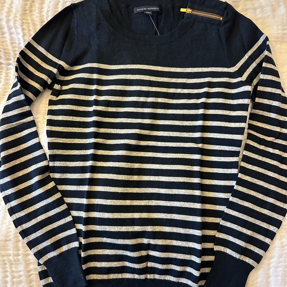 Banana republic crew neck navy and grey striped sweater - Picture 2 of 8